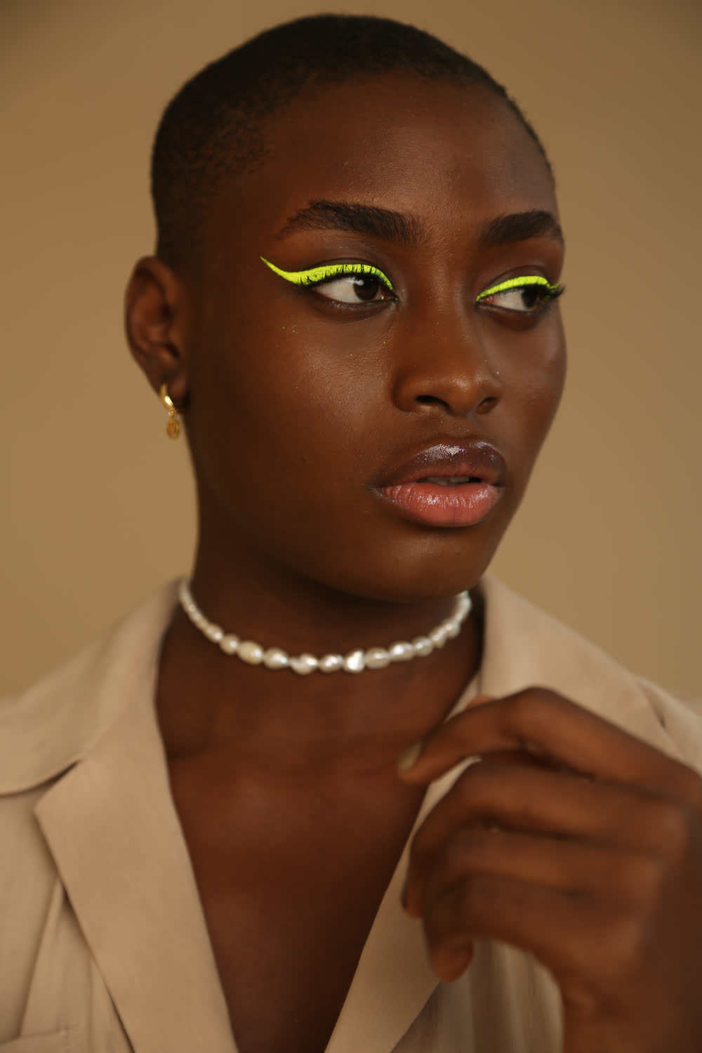 Editorial con eyeliner amarillo neón — Clarena Makeup