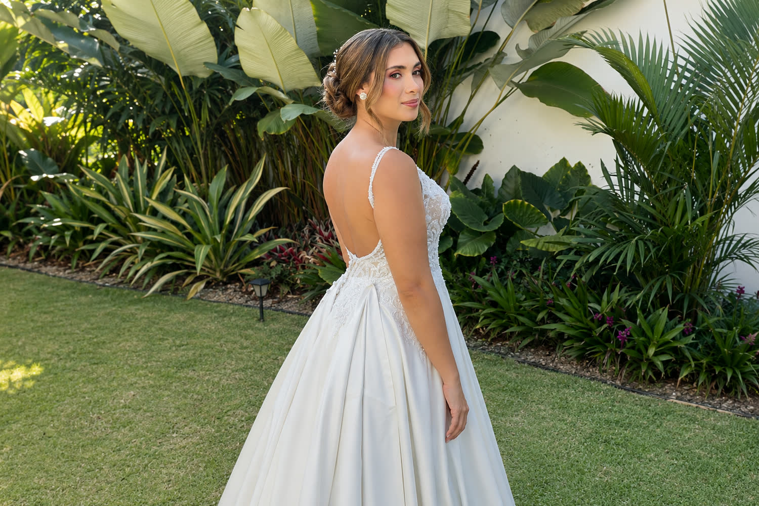 Novia con vestido blanco en jardín tropical — Clarena Makeup