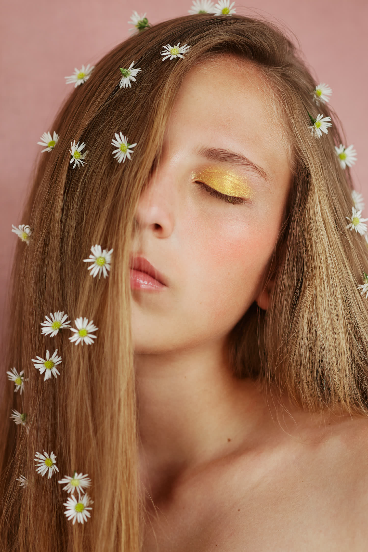 Beauty editorial rubia con makeup colorido — Clarena Makeup