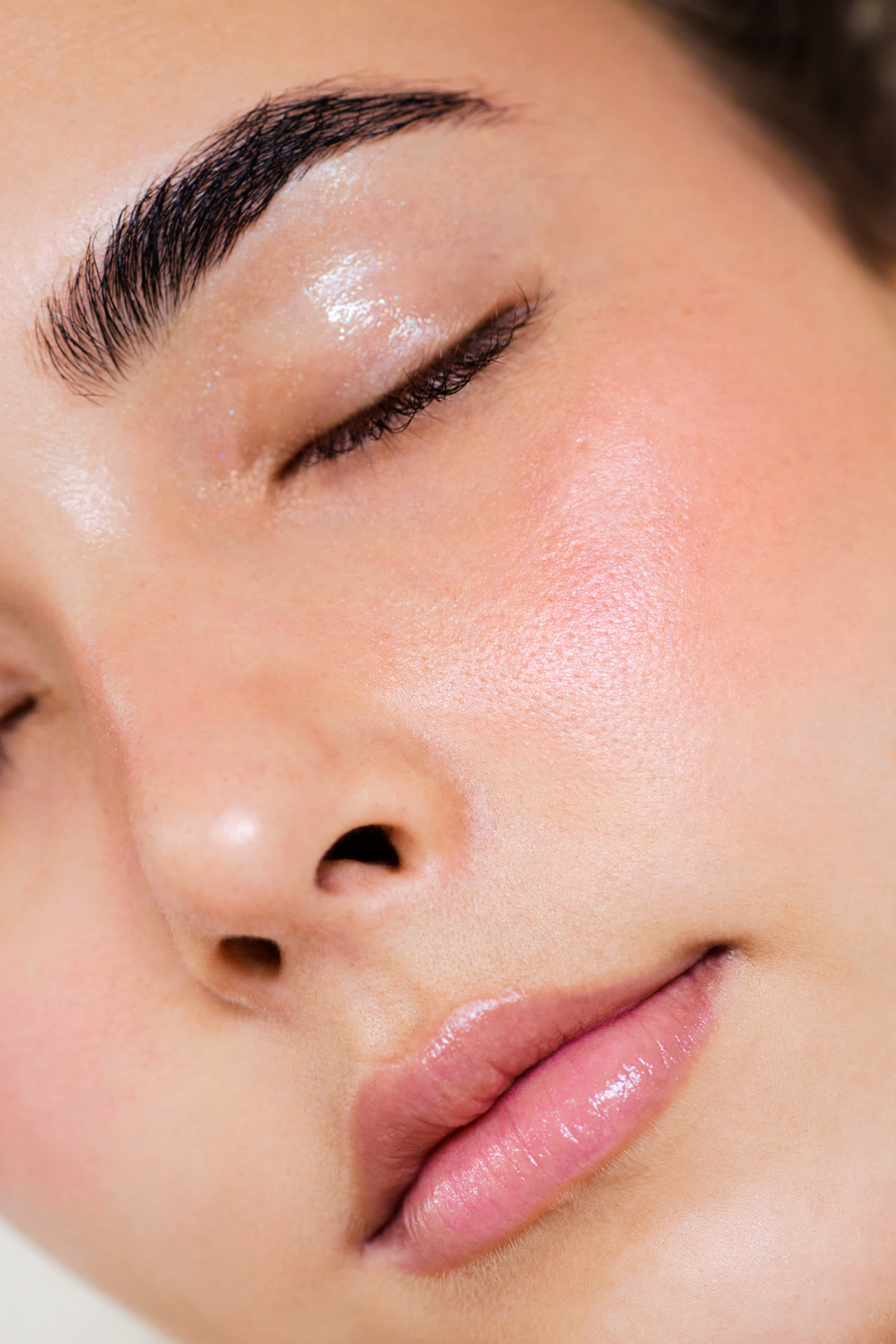 Maquillaje glam latino con peinado natural — Clarena Makeup