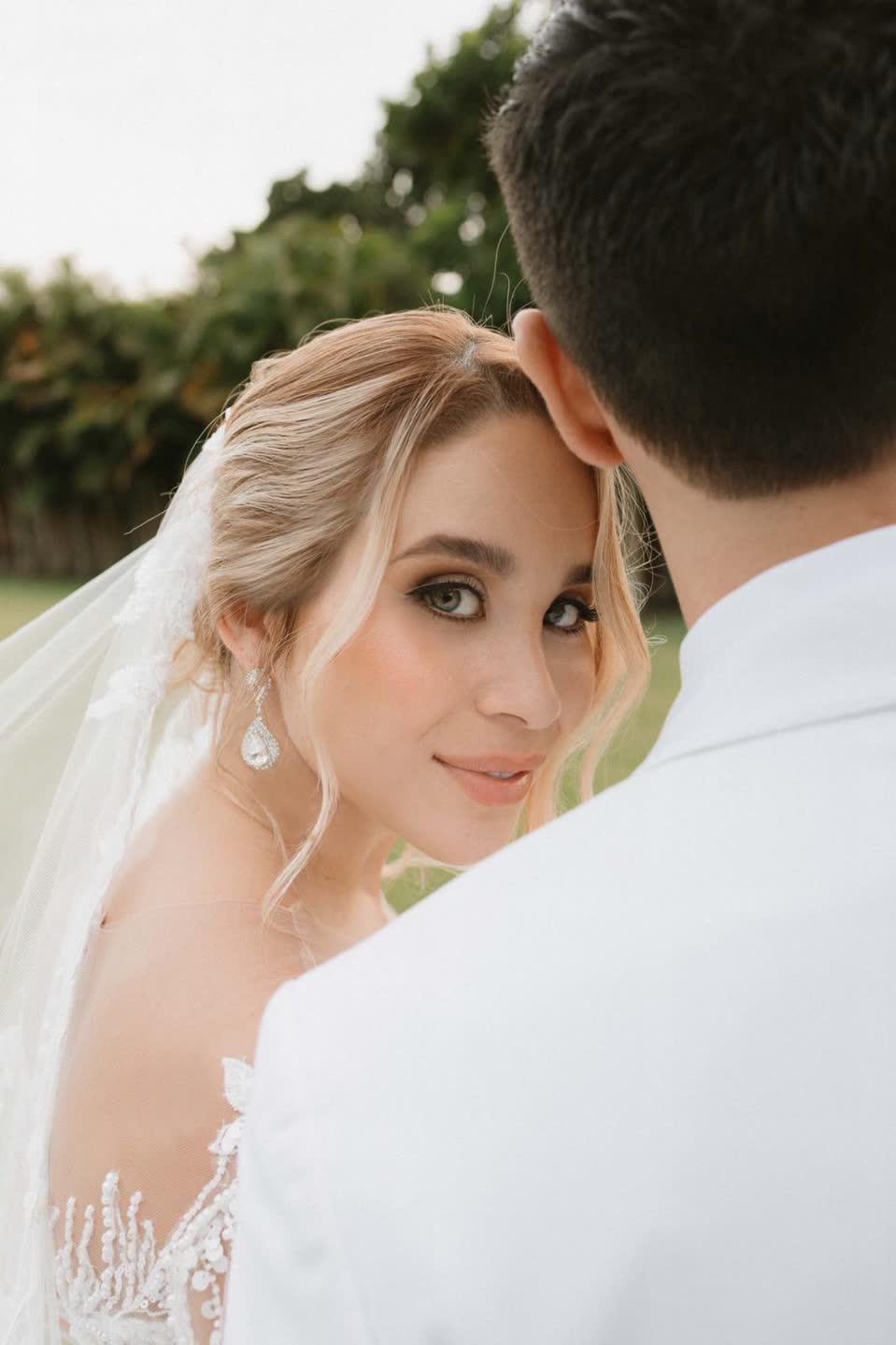 Novia con velo en exterior — Clarena Makeup