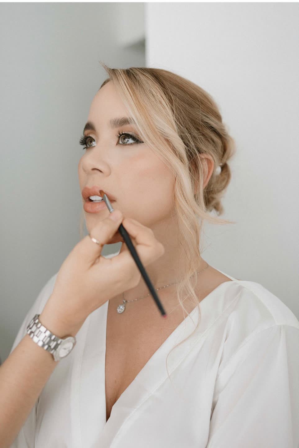 Novia con maquillaje siendo aplicado — Clarena Makeup