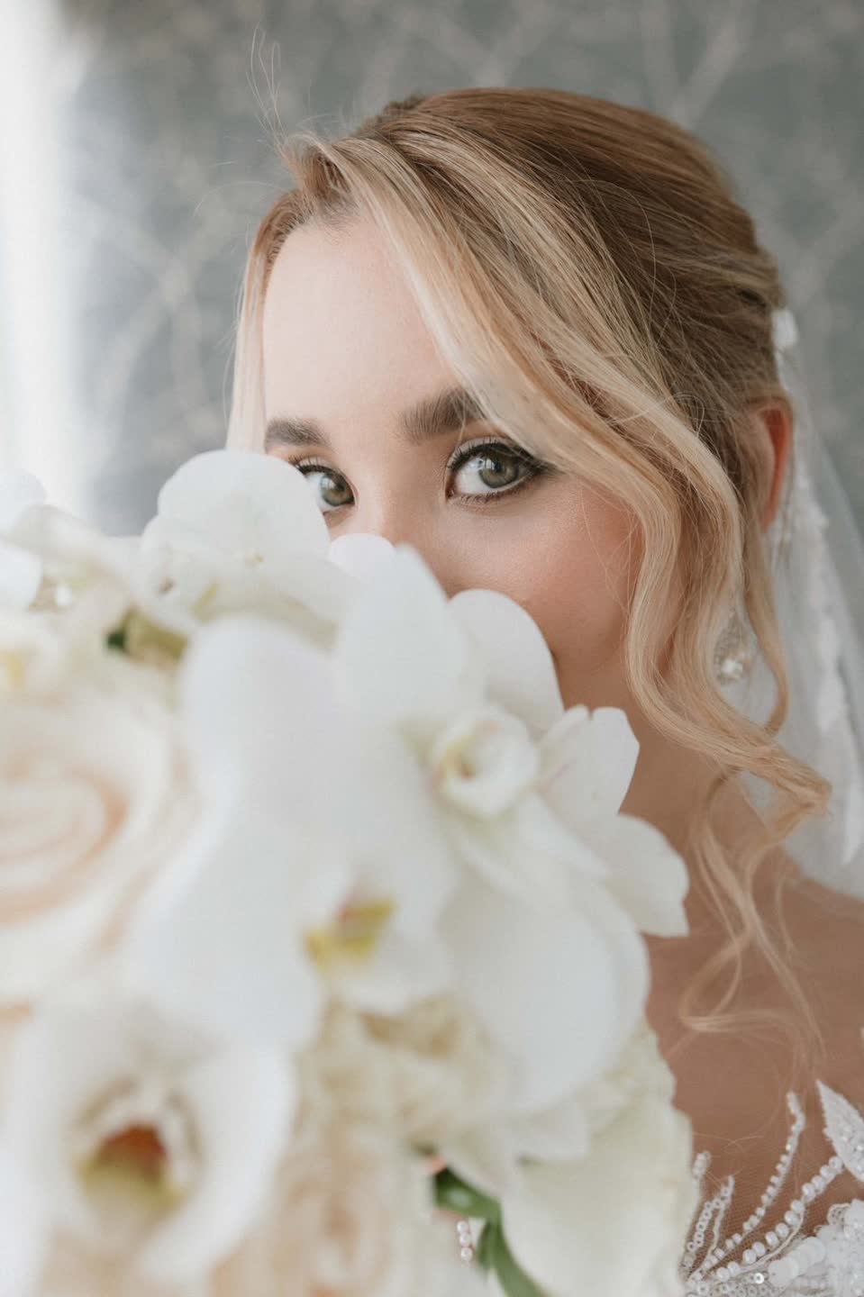 Novia con velo y ramo de flores blancas — Clarena Makeup